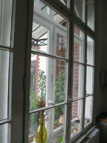 Doppelfenster Blick durch ein Doppelfenster mit weißen Sprossen