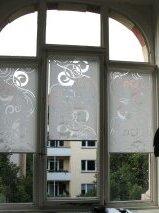 Große Fensterfront Blick auf eine Fensterfront mit 3 Fenstern und jeweils einem Plissee