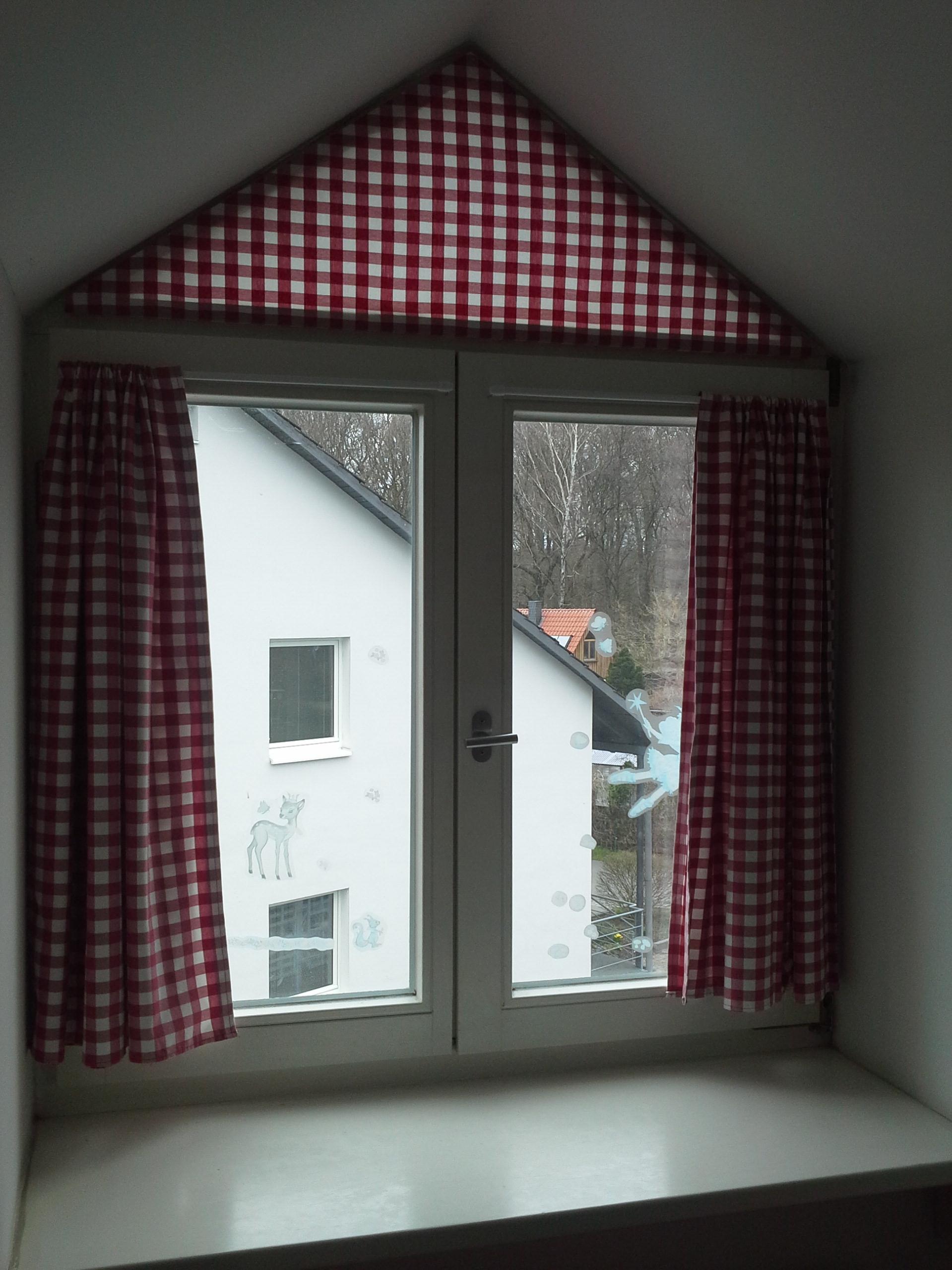 Dachfenster Blick aus einem Dachfenster mit roten Gardinen