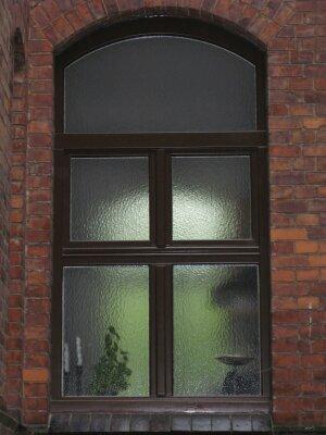 Großes Fenster In eine Wand eingelassenes Fenster mit dunklen Fenstersprossen