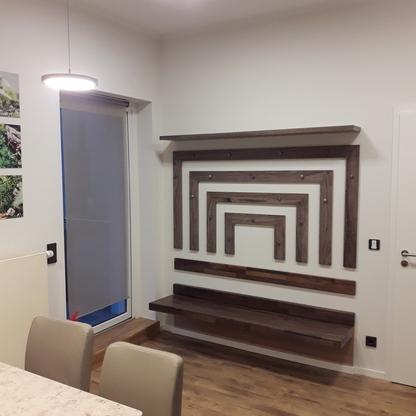 Garderobe mit Holzleisten Dunkle Holzgarderobe mit Sitzbank, Hakenleisten und Ablage prägt den modernen Essbereich.