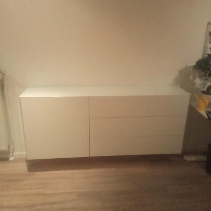 Weißes Lowboard im Wohnraum Weißes Lowboard mit Türen und Schubladen steht schlicht vor einer hellen Wand im Wohnraum.