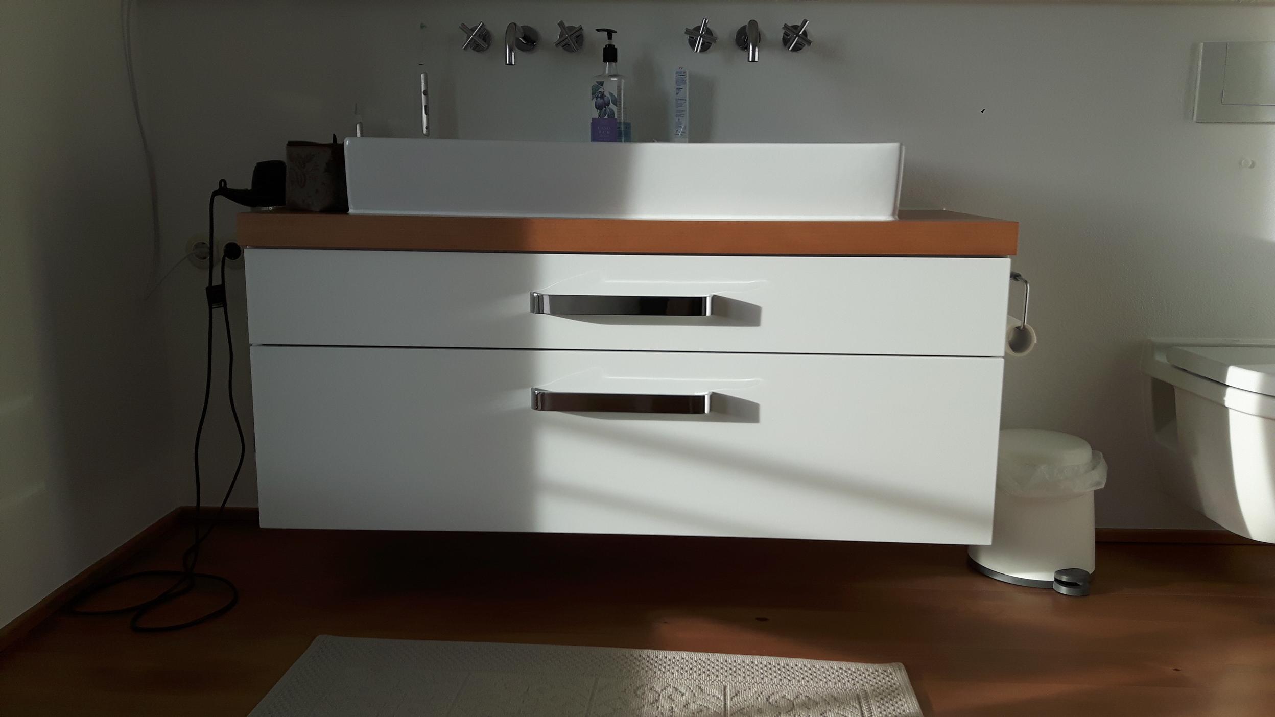 Weißes Sideboard Blick auf ein weißes Sideboard mit zwei Schubladen