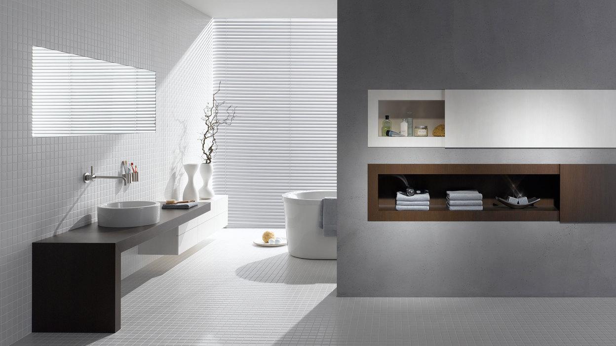 Badezimmerimpression mit Trennwand Badezimmerimpression mit stilvoller Trennwand mit Einbauregal.