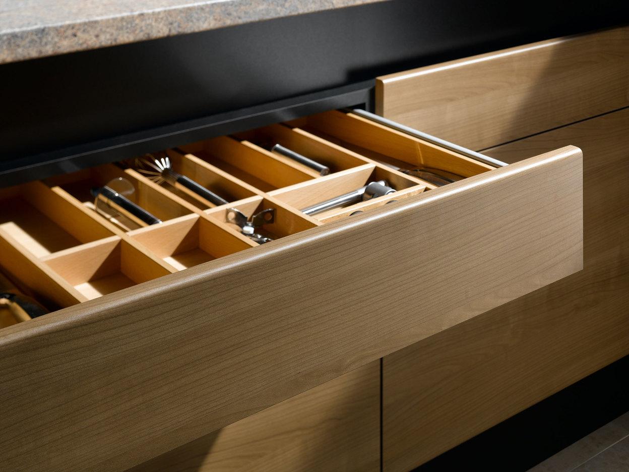 Detailaufnahme einer Besteckschublade aus Massivholz Detailaufnahme einer Besteckschublade aus hellem Massivholz