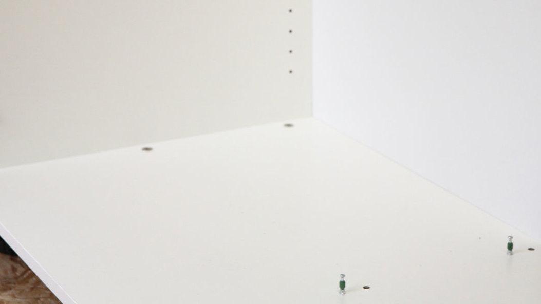 Detailaufnahme einer Schrankrückwand von innen Detailaufnahme einer Schrankrückwand von innen in einem Korpus.