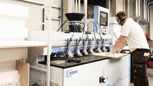CNC Produktionskontrolle Computergestützte Materialfertigung wird nach der Produktion von Tischler kontrolliert.