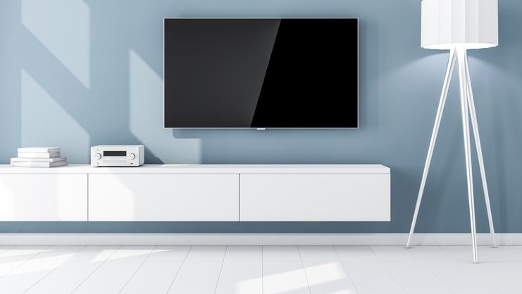 Hängeboard online planen Weißes Hängeboard an blauer Wand