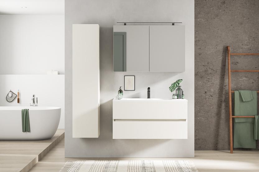 Minimalistisches Bad nach Maß mit klaren Linien Maßgefertigtes Bad mit schlichtem weißen Waschtisch, Spiegelschrank und betonfarbenen Wänden für einen modernen, puristischen Look.
