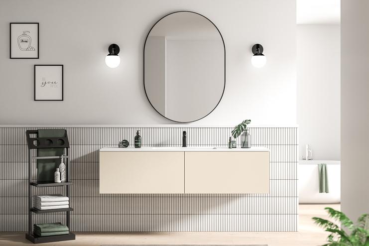 Stilvolles Bad nach Maß mit elegantem Design Maßgefertigtes Bad mit minimalistischem Waschtisch, ovaler Spiegelfront und dekorativen Wandlampen, ergänzt durch dezente Wandkunst.