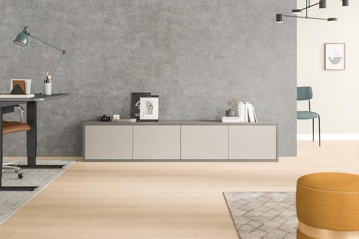 Maßgefertigtes Sideboard mit Textur Stilvolles Sideboard nach Maß in Beige mit strukturierter Oberfläche, passend zur Betonwand im Hintergrund eines eleganten Büros.