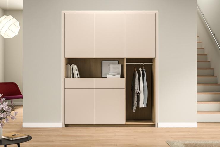 Eleganter Einbauschrank nach Maß im Eingangsbereich. Maßgefertigter Einbauschrank in cremefarbener Ausführung mit offenen und geschlossenen Bereichen, optimiert für Stauraum im Eingangsbereich eines Hauses.