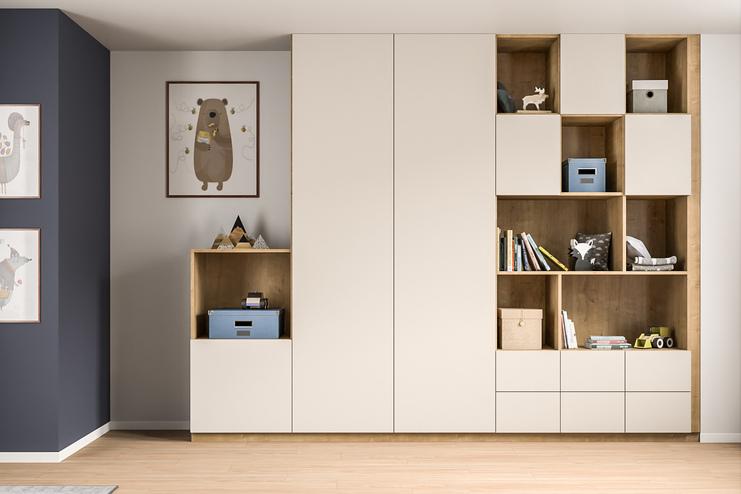 Maßgeschneiderte Schrankkombination im Kinderzimmer. Eine Kombination aus geschlossenen Schränken und offenen Regalen nach Maß, gefüllt mit Büchern und Spielzeug, in einem gemütlichen Kinderzimmer.