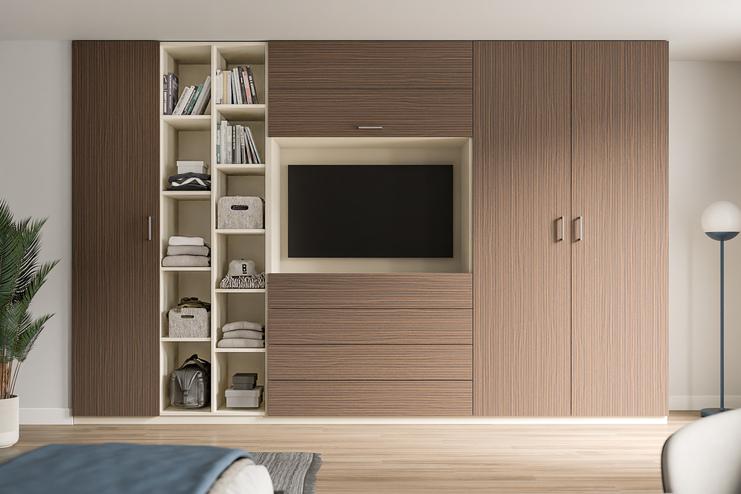 Maßgefertigter Wohnzimmerschrank mit integriertem TV-Fach Moderner, maßgefertigter Schrank in Nussbaumoptik mit offenen Regalen, Schubladen und TV-Fach.