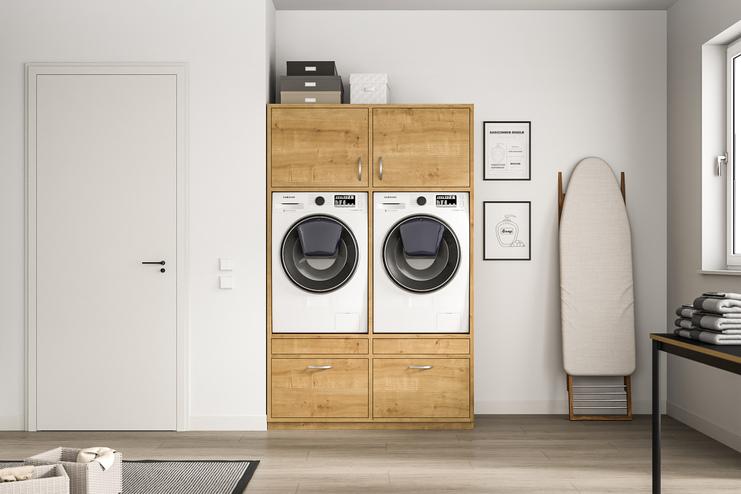 Maßgefertigter Schrank integriert in die Hauswirtschaftsraumgestaltung. Ein funktionaler Schrank nach Maß aus hellem Holz, angepasst an Waschmaschinen, mit praktischen Schubladen und Fächern darüber.