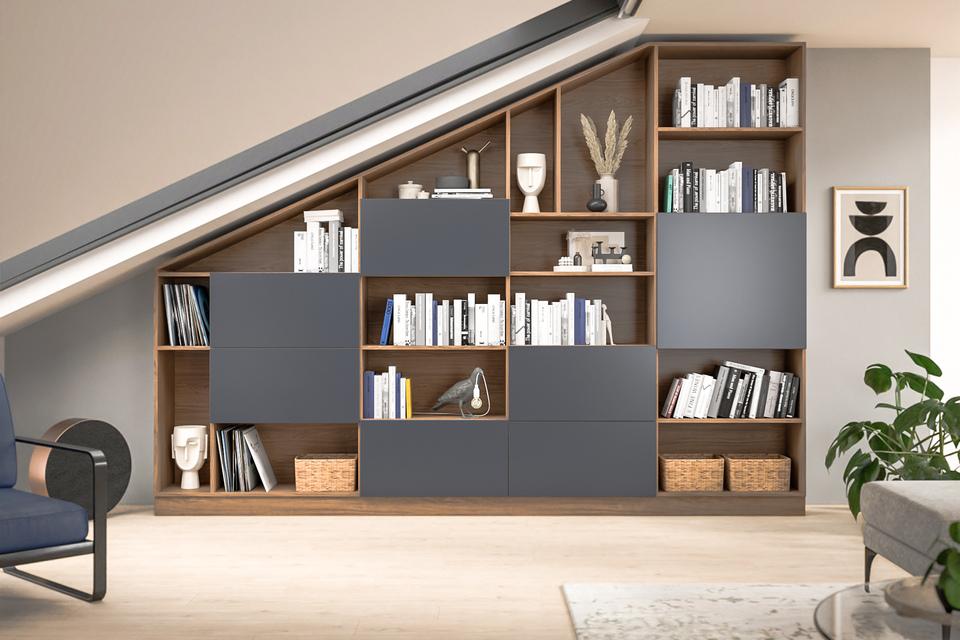 Maßgeschneiderter Schrank im stilvollen Wohnzimmer Eckiger Schrank nach Maß, integriert unter einer Dachschräge mit offenen Regalen und geschlossenen Fächern, perfekt für Bücher und Deko.