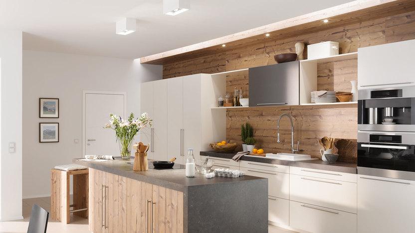 Impressionen eines Küchenstudios Impressionen einer Küche mit Esszimmer mit hellen Holzmöbeln und dunklen und weißen Fronten im Kontrast